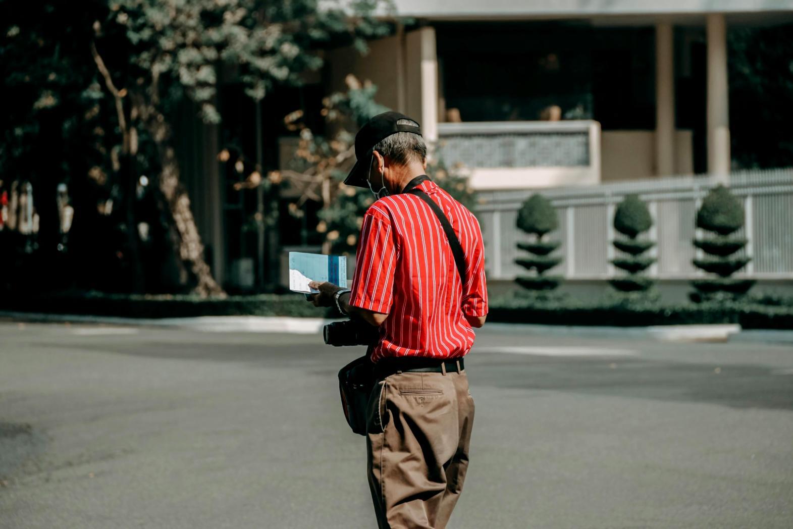Étudiant observant la composition photographique en extérieur