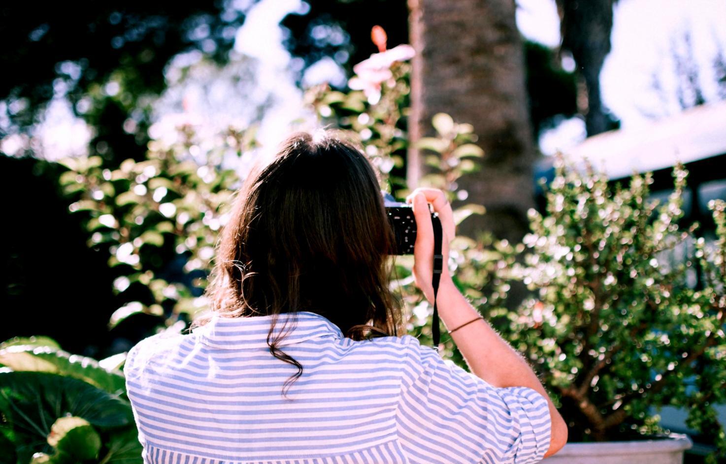 Espace de travail créatif avec équipement photographique professionnel pour les formations lanterivox